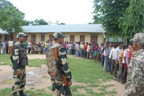 Presiding Officers accused for acting rough to the Medias at Pratapgarh constituency Presiding Officers accused for acting rough to the Medias at Pratapgarh constituency